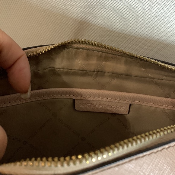 COPY - Pink square Michael Kors cross body with gold links - Picture 4 of 6